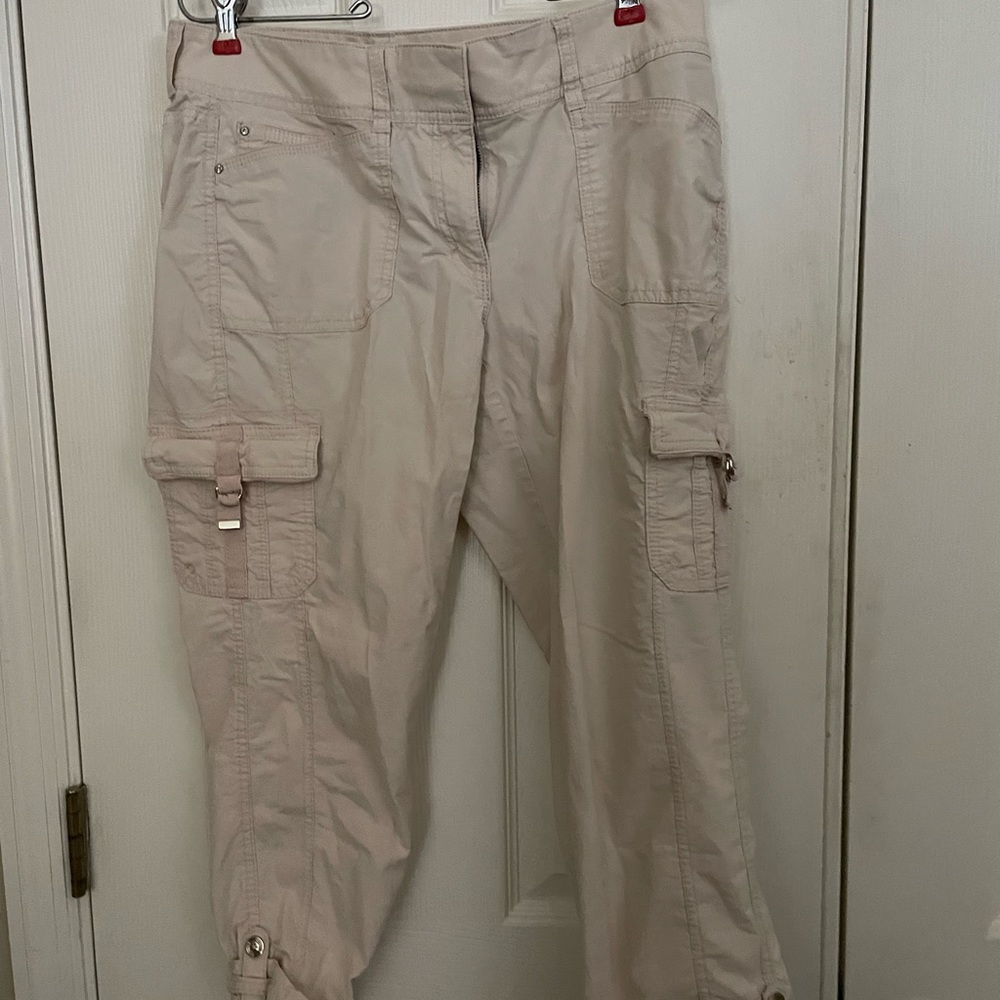Adorable roll up capris pants by whbm size 6 light material with many pockets